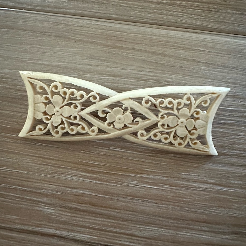 Vintage Carved Bow Brooch Celluloid